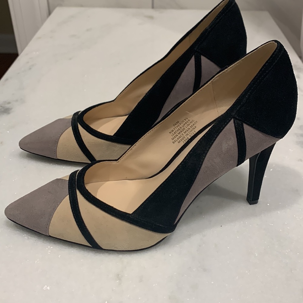 EUC dressy Nine West black, cream, and light gray 7.5 heels. Fits true to size.